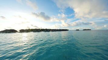 bungalow på de vatten förbi de strand i de maldiverna video