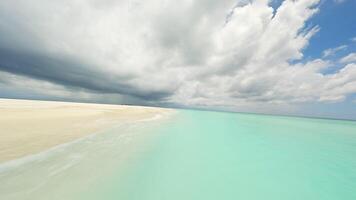 fpv drone en volant plus de une banc de sable dans le Maldives video