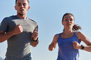 energizado por el belleza de naturaleza, un Pareja potestades mediante su Mañana correr, su cuerpos y espíritu revitalizado. foto