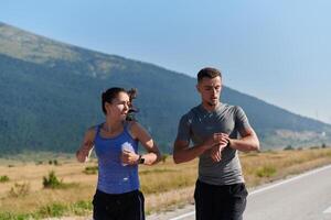 energizado por el belleza de naturaleza, un Pareja potestades mediante su Mañana correr, su cuerpos y espíritu revitalizado. foto