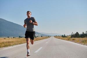 un dedicado maratón corredor empuja él mismo a el límite en capacitación. foto