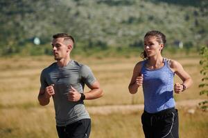 energizado por el belleza de naturaleza, un Pareja potestades mediante su Mañana correr, su cuerpos y espíritu revitalizado. foto