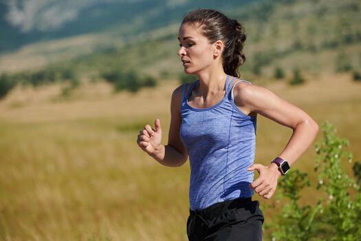 solo paso. determinado atleta mujer embarca en aptitud viaje para maratón preparación. foto