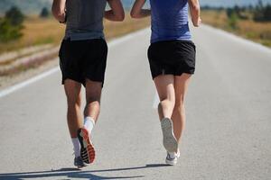 dinámica dúo. listo para fitness Pareja abraza confianza y preparación para próximo maratones foto