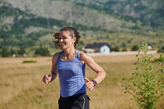 solo paso. determinado atleta mujer embarca en aptitud viaje para maratón preparación. foto