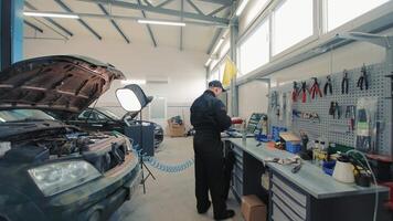 Auto Reparatur Service. das Mitarbeiter funktioniert beim das Bedienung und Instandsetzung Autos video