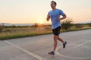 un dedicado maratón corredor empuja él mismo a el límite en capacitación. foto