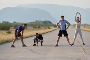 diverso grupo de Atletas preparar juntos para un correr foto