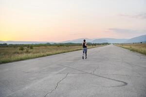 solo paso. determinado atleta mujer embarca en aptitud viaje para maratón preparación. foto