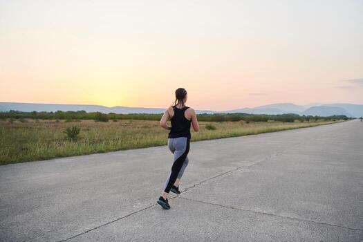 solo paso. determinado atleta mujer embarca en aptitud viaje para maratón preparación. foto