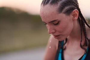 de cerca retrato de determinado atleta descansando después intenso rutina de ejercicio foto