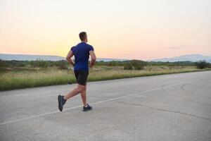 un dedicado maratón corredor empuja él mismo a el límite en capacitación. foto