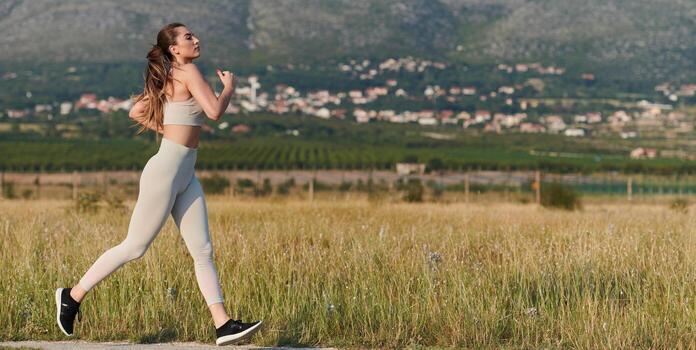 solo paso. determinado atleta mujer embarca en aptitud viaje para maratón preparación. foto