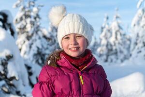 retrato de un hermosa niña deleitando en luz de sol en medio de Nevado picos foto