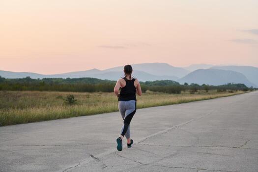 solo paso. determinado atleta mujer embarca en aptitud viaje para maratón preparación. foto