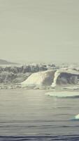 paisagem da natureza ártica com icebergs no fiorde de gelo da Groenlândia video