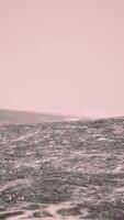 malerische Landschaft mit wunderschönen Schneebergen in niedrigen Wolken video