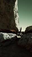 hyperlapse di spiaggia deserta e scogliera rocciosa video