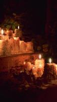 velas encendidas en la oscuridad video