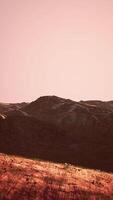 gekleurde bergen bij zomerzonsondergang video