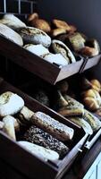 vers brood op planken in bakkerij video