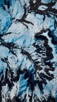 vue aérienne du paysage de la chaîne de montagnes enneigées video