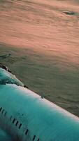 verlassenes zerschmettertes Flugzeug in der Wüste video