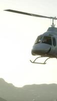 Flughubschrauber in extremer Zeitlupe und Sonnenuntergangshimmel video