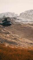 Helicóptero de la época de la guerra de vietnam en cámara lenta en las montañas video