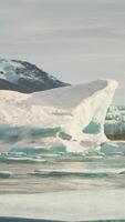 serein Arctique iceberg contre enneigé montagnes video