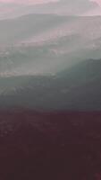 adembenemend antenne visie van majestueus berg pieken video