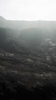 vista do pico do Himalaia no nevoeiro profundo video