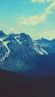 Au-dessus de la vallée de l'antenne avec des montagnes enneigées à distance video