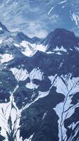 Au-dessus de la vallée de l'antenne avec des montagnes enneigées à distance video