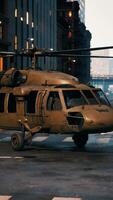 helicóptero estacionado en estacionamiento lote video