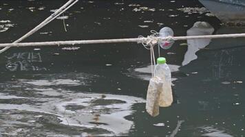 plastic flessen en vuilnis overal in de marinier filmmateriaal. video