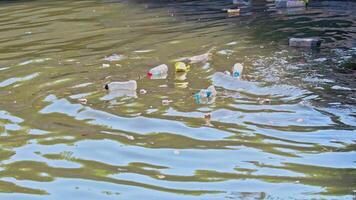 plastic flessen en vuilnis overal in de marinier filmmateriaal. video