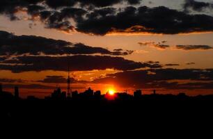 atardecer rojo otoñal con un cielo morado foto