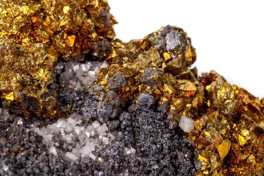 macro mineral Roca calcopirita en un blanco antecedentes foto