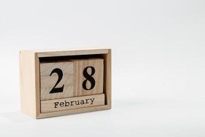 de madera calendario febrero 28 en un blanco antecedentes foto