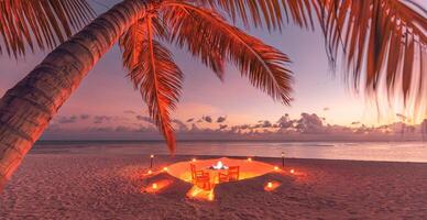 romántico cena en playa puesta de sol. velas con palma hojas y vistoso cielo y mar. increíble costa como Luna de miel o aniversario cena paisaje. ocio isla noche horizonte, romance para amor parejas foto