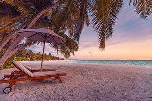 increíble playa sillas en el mar de la playa de arena. vacaciones de verano de lujo y hotel de vacaciones para el turismo. paisaje tropical inspirador. paisaje tranquilo, playa relajante, hermoso diseño de paisaje foto