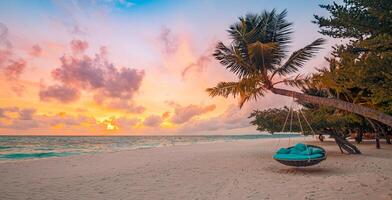 fondo de playa de puesta de sol tropical como panorama de paisaje de verano con columpio de playa o hamaca y arena blanca y pancarta de playa de mar tranquilo. perfecto concepto de vacaciones o vacaciones de verano en la playa foto