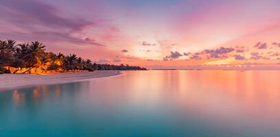 fantástica vista de primer plano de las tranquilas olas del mar con la luz del sol naranja del amanecer. paisaje de playa de isla tropical, costa exótica. vacaciones de verano, vacaciones naturaleza increíble escénica. relajarse paraíso foto