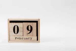de madera calendario febrero 09 en un blanco antecedentes foto