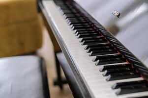 elevar tu música experiencia con el antiguo encanto y lustroso seducir de un Clásico grandioso piano, un obra maestra en sonido y diseño. foto