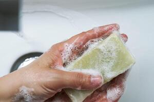 el proceso de Lavado manos con natural jabón terminado el hundir. foto