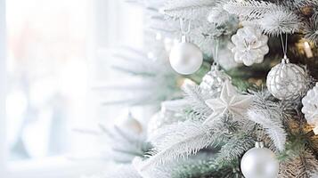 blanco Navidad árbol decoración para el Inglés país cabaña, hogar decoración, casa en el campo y fiesta celebracion foto