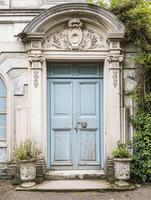 Entrada a un histórico señorío, enmarcado por antiguo arquitectónico elementos y flanqueado por en conserva topiarios, caracteristicas un Envejecido puerta foto