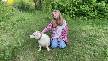 une enfant avec une chien dans la nature video